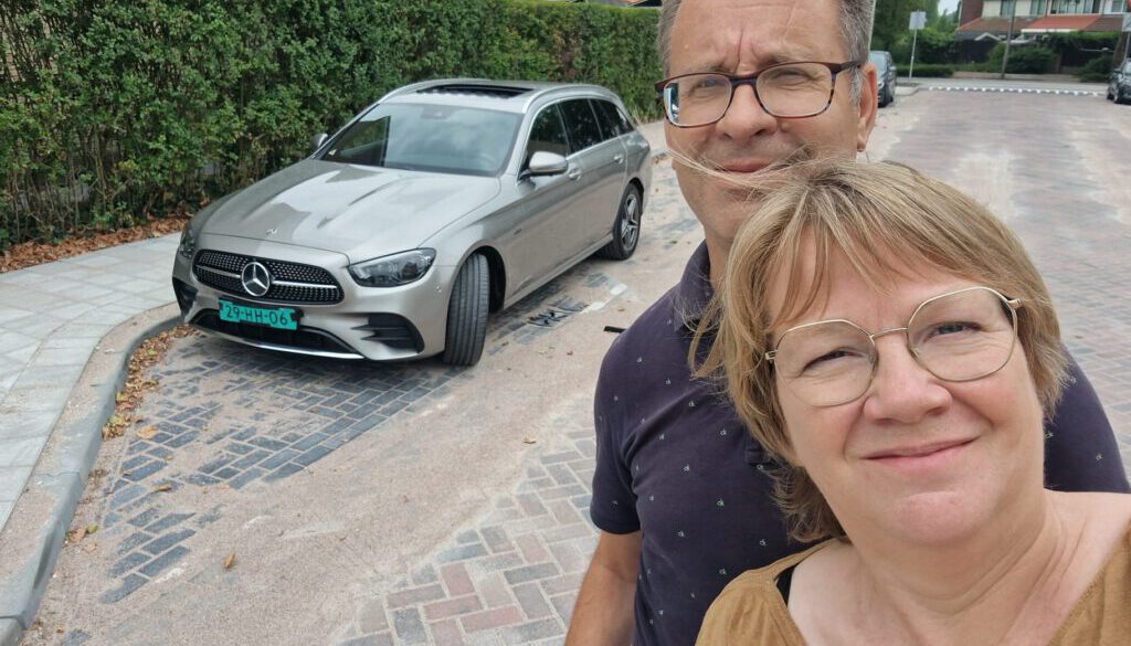 Vrouw en man staan voor Mercedes : symbool voor familiepatronen doorbreken en zelfzorg