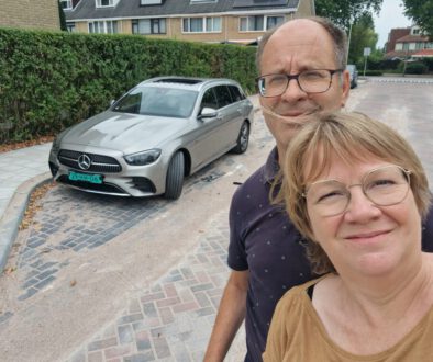 Vrouw en man staan voor Mercedes : symbool voor familiepatronen doorbreken en zelfzorg
