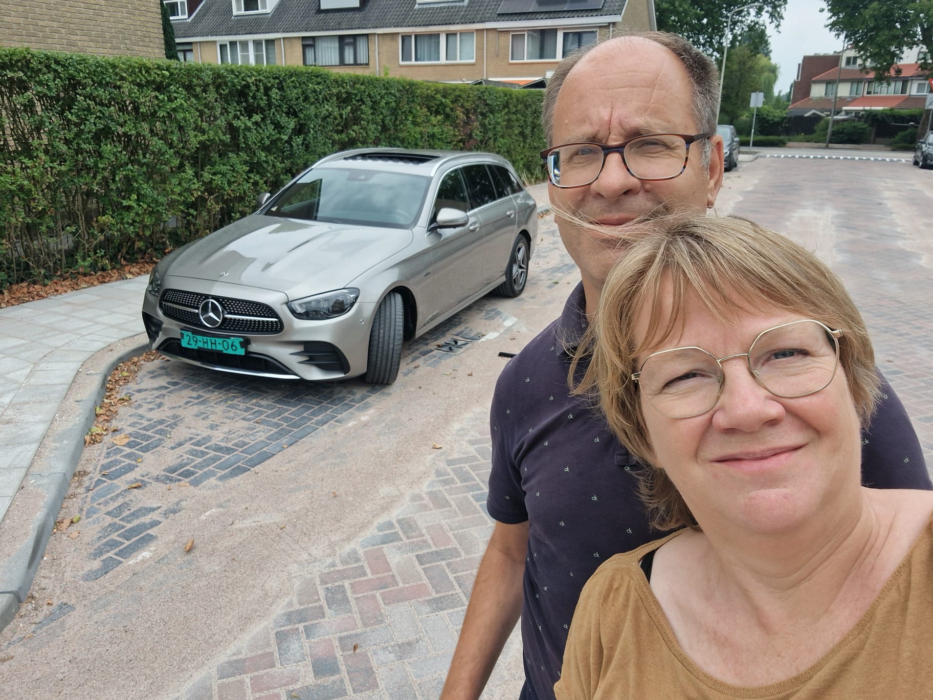 Familiepatronen doorbroken Vrouw en man staan voor Mercedes : symbool voor familiepatronen doorbreken en zelfzorg